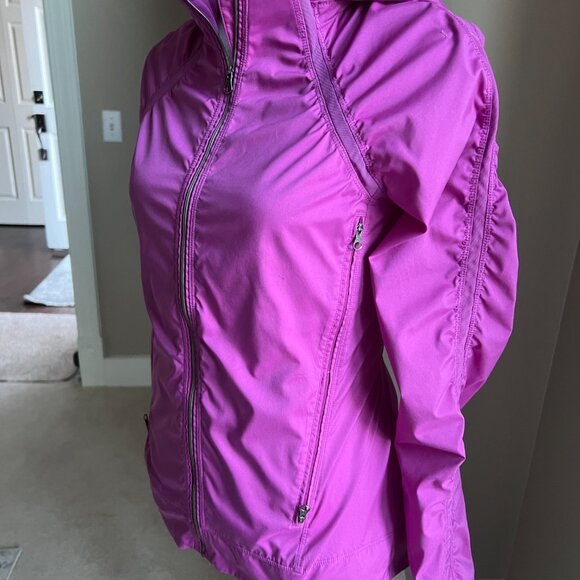 Lululemon Gather and Sprint Jacket in the color Ultra Violet Size 4 - Picture 3 of 5